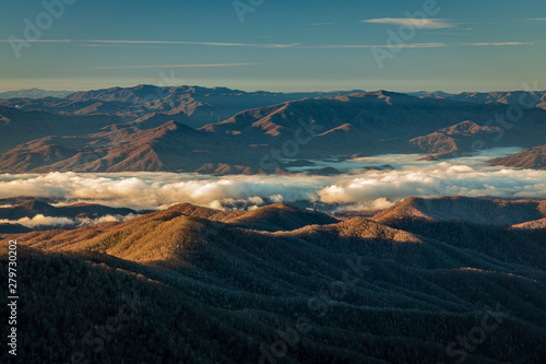 Photography early morning fogs hanging over ranges at great smoky mountains national park,