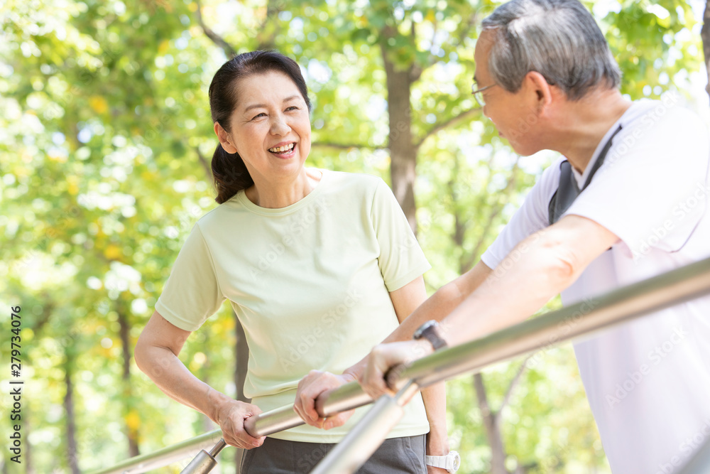 運動中に休憩するシニアカップル Foto De Stock Adobe Stock