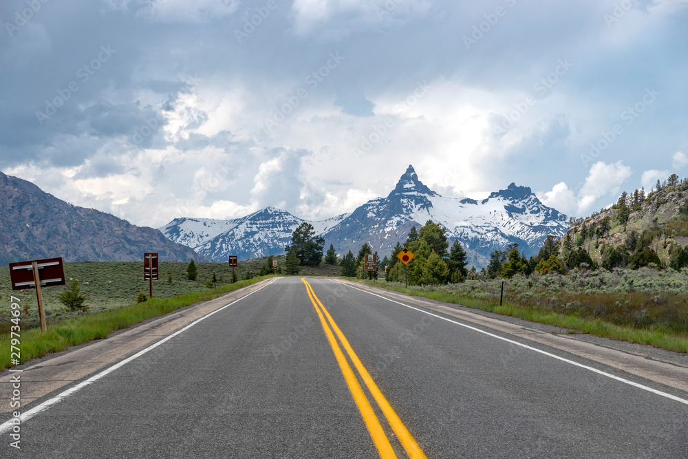 Naklejka premium Road sign for Beartooth Highway entrance in Montana