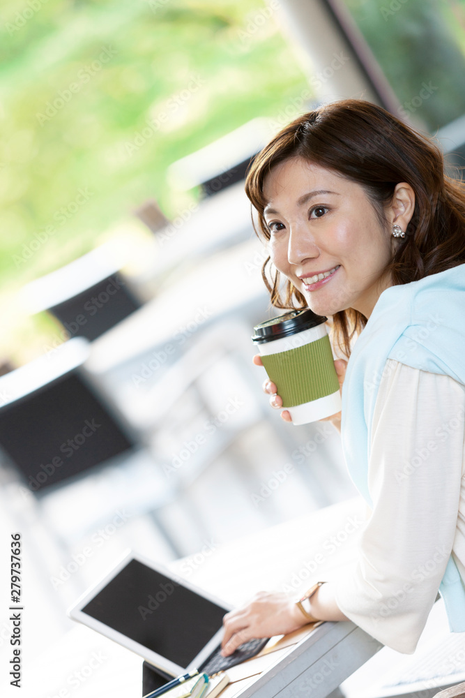 Fototapeta premium カフェで仕事をする女性
