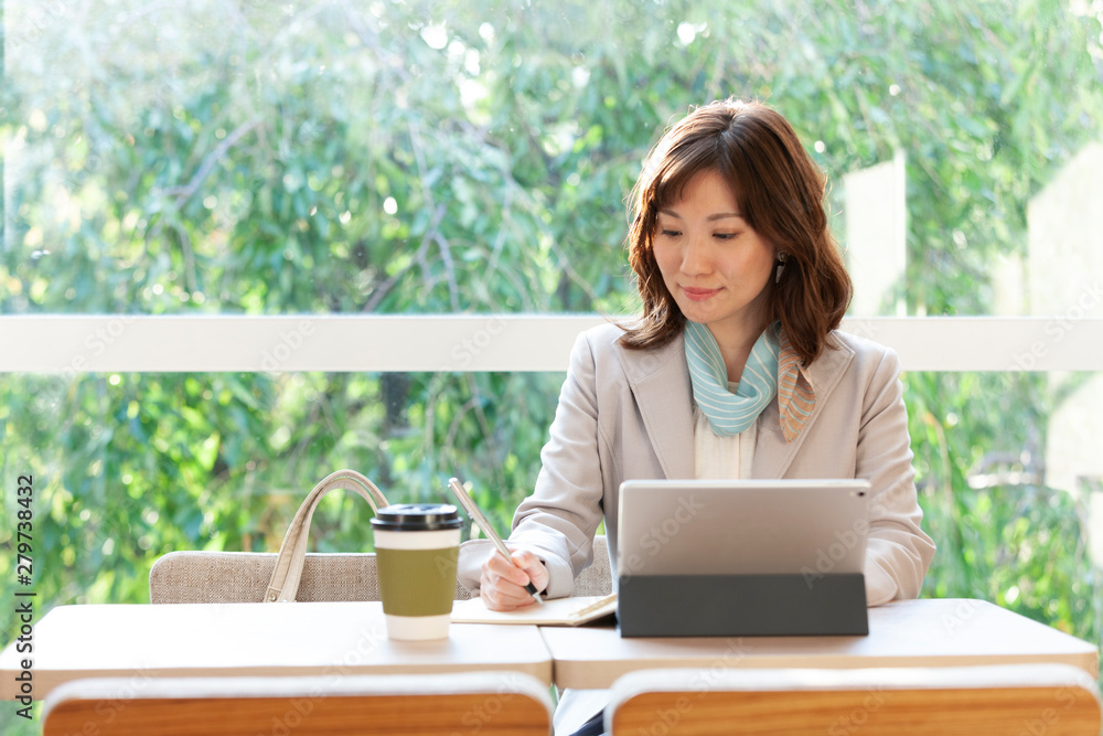 カフェで仕事をする女性 カフェで仕事をする女性