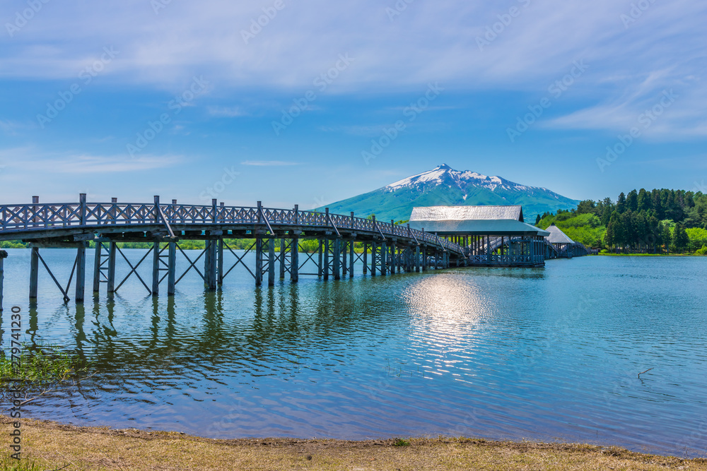 Obraz premium 鶴の舞橋と岩木山