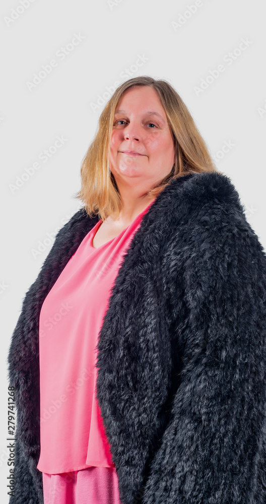 Weibliches Model trägt eine Pelzjacke