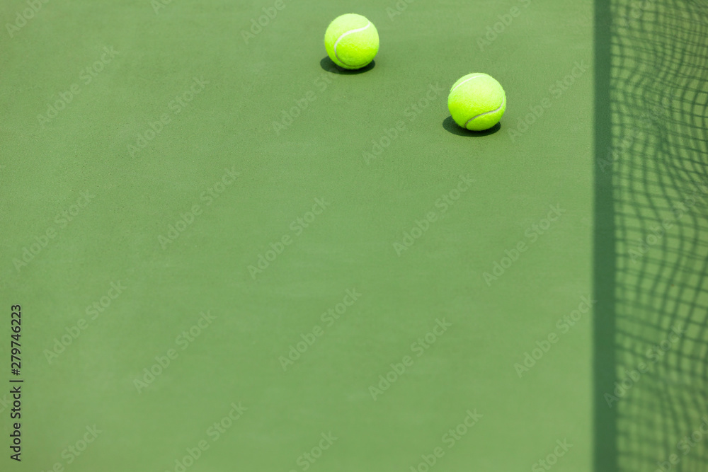 テニスボールとテニスコート