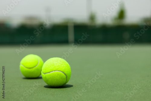 テニスボールとテニスコート © UTS
