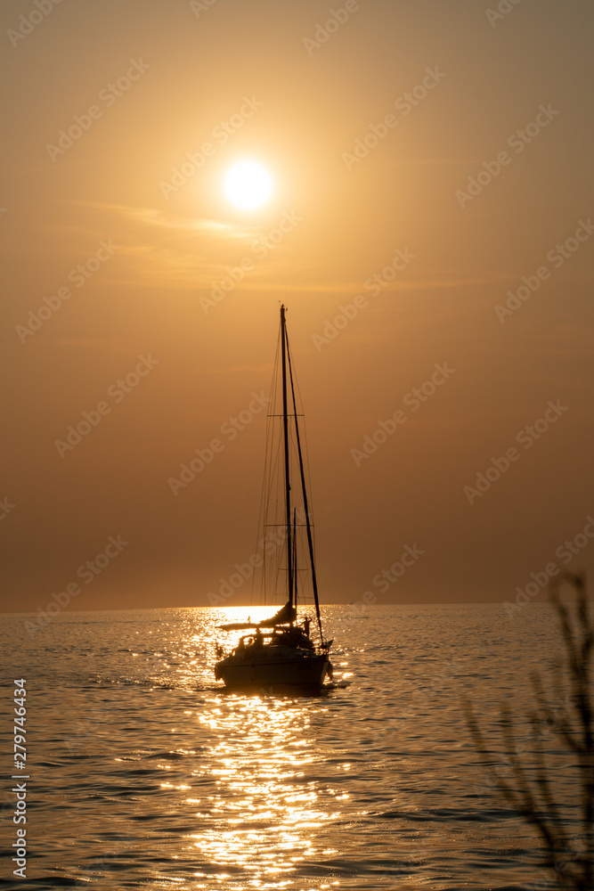 Sonnenuntergang am Meer mit Schiffen