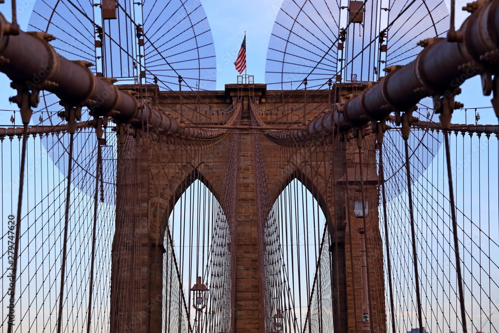 Obraz premium Brooklyn Bridge New York City close up at sunset