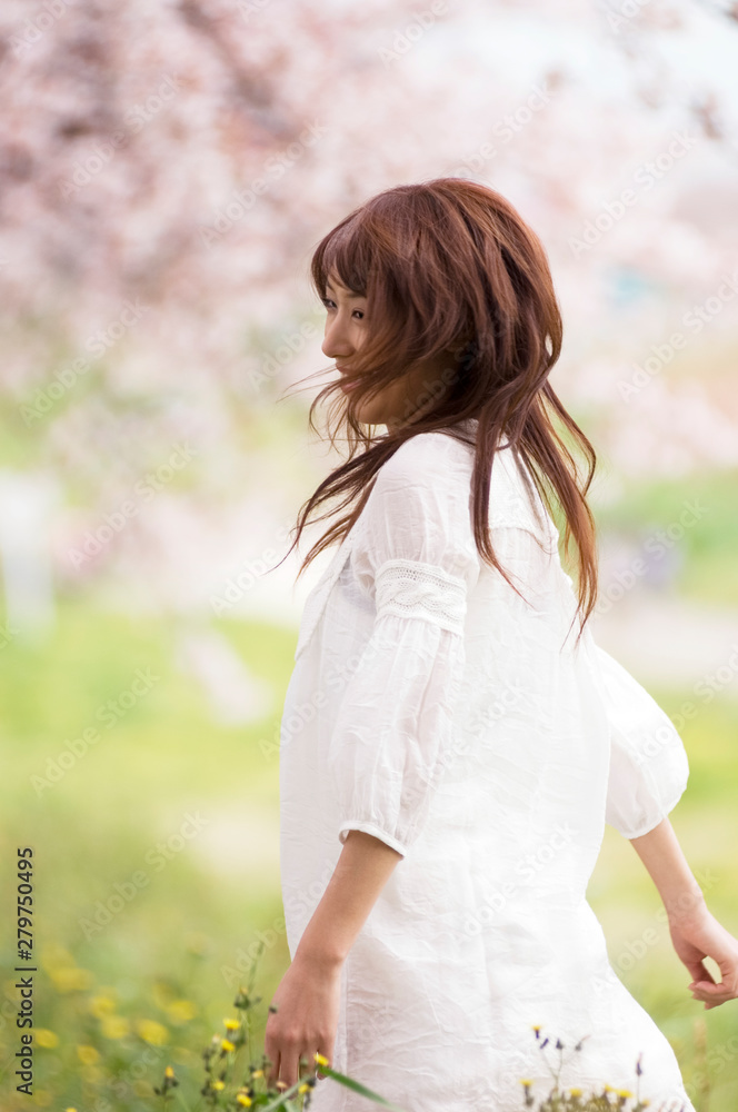 桜の木の下で踊っている女性 桜の木の下で踊っている女性