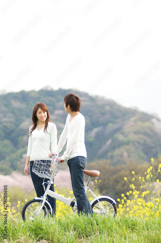 Obraz premium 散歩しているカップル