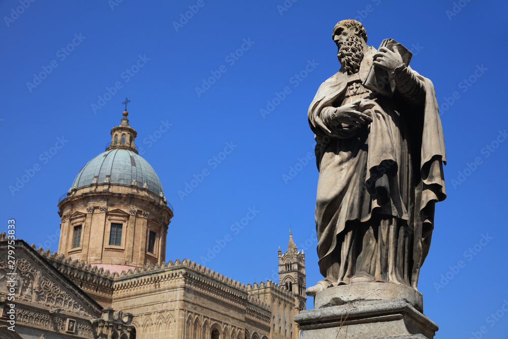 Schutzpatron Ambrosius vor der Kathedrale Maria Santissima Assunta in Palermo. Sizilien. Italien