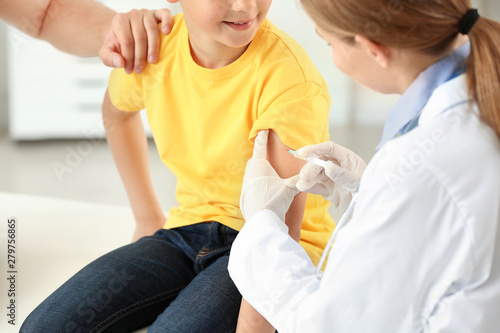 Doctor vaccinating little b...