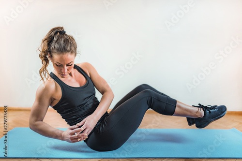 Obraz na płótnie Woman Doing High-Intensity Interval Training Exercises