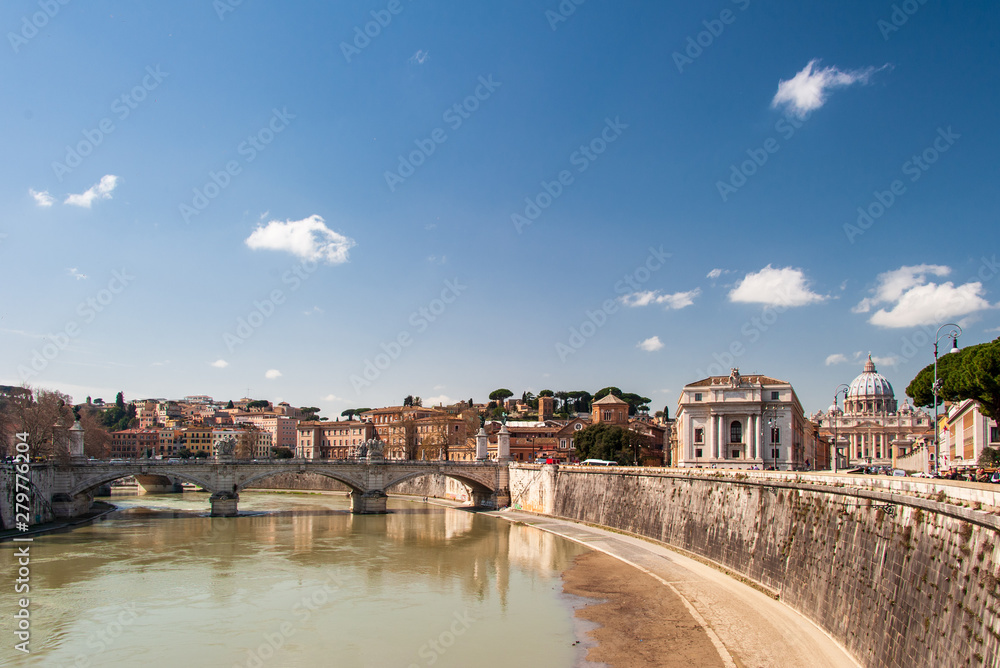 Rom - Blick auf den Vatikan und den Petersdom über den Tiber bei Niedrigwasser im Frühjahr