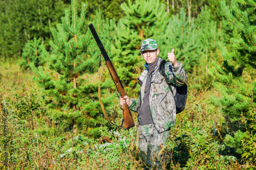 Naklejka premium happy hunter with a gun