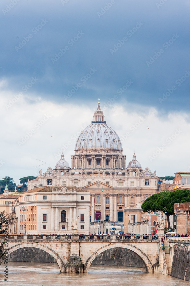 Rom - Tiberbrücke Vatikan und Petersplatz, der Tiber führt nach einem Wolkenbruch Hochwasser