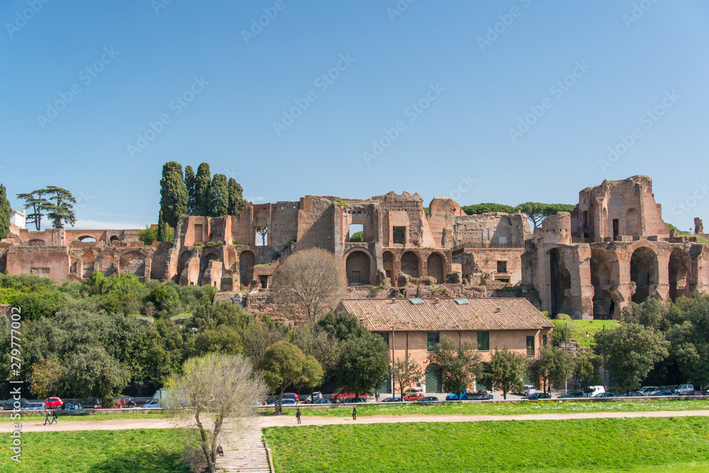 Rom - Der Zirkus Maximus, es sind nur noch reste vorhanden, die Ausmaße sind aber noch schön zu erkennen, gegenüber die Ruinen der Kauserpaläste auf dem Palatin-Hügel