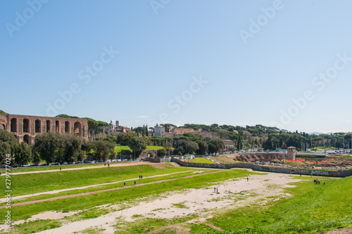 Rom - Der Zirkus Maximus, es sind nur noch reste vorhanden, die Ausmaße sind aber noch schön zu erkennen, gegenüber die Ruinen der Kauserpaläste auf dem Palatin-Hügel photo