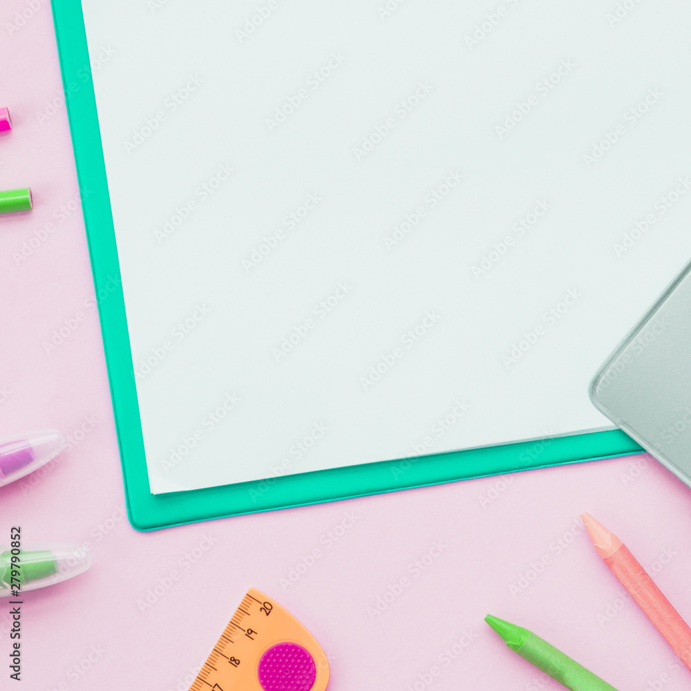Φωτογραφία Close-up of colorful pencil and white paper on pink surface