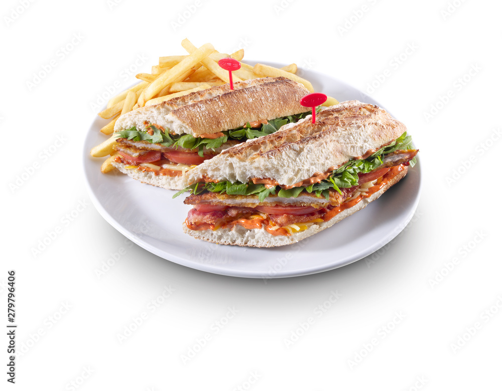Sándwich de carne con tomate y verduras acompañado de patatas sobre fondo blanco. Meat sandwich with tomato and vegetables accompanied by potatoes on a white background. Sándwich de carne con tomate y verduras acompañado de patatas sobre fondo blanco. Meat sandwich with tomato and vegetables accompanied by potatoes on a white background.