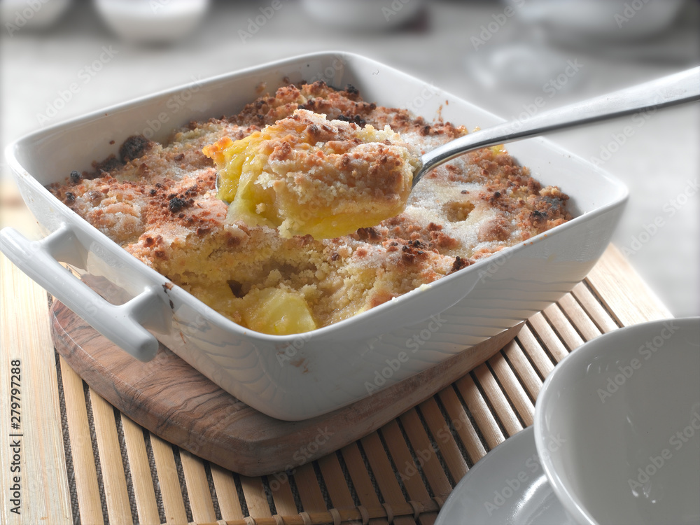 Patatas gratinadas con bechamel. Gratin potatoes with bechamel sauce. Patatas gratinadas con bechamel. Gratin potatoes with bechamel sauce.