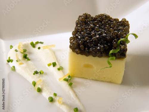 Foto receta de alta cocina, queso con caviar