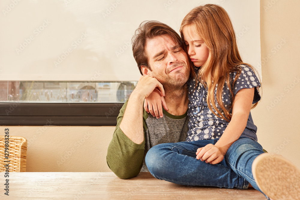 Verzweifelter Vater wird von seiner Tochter getröstet