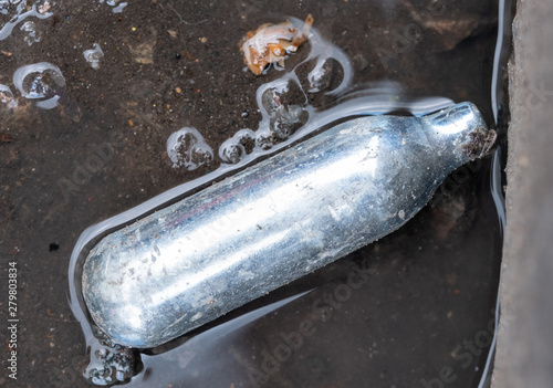 Εκτύπωση καμβά Nitrous oxide canister / cream charger found lying in the gutter: metal cylinder contained nitrous oxide gas, used for whipping cream, but also as a legal high