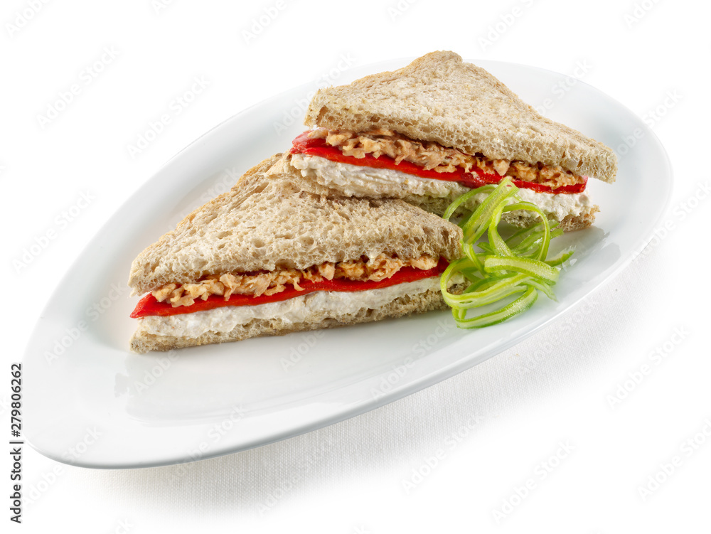 sandwich de atún, cortado sobre fondo blanco. Tuna sandwich, cut on white background