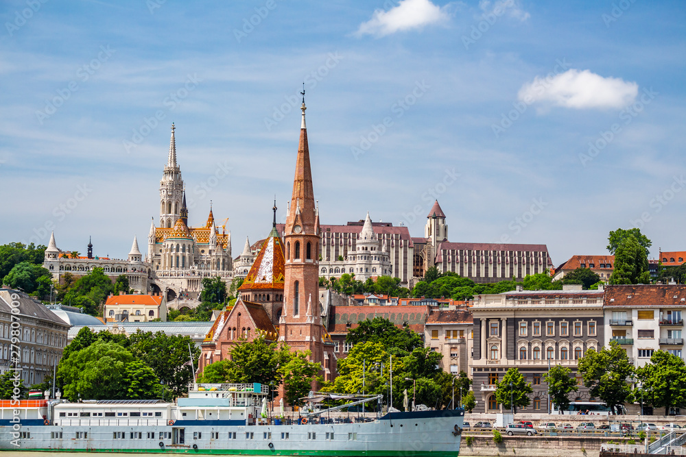Budapeszt - krajobraz starego miasta z kościołem Macieja.
