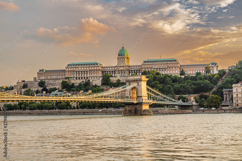 Wieczorna panorama Budapesztu. Krajobraz miasta z rzeka Dunaj, Mostem Łańcuchowym i zamkiem.