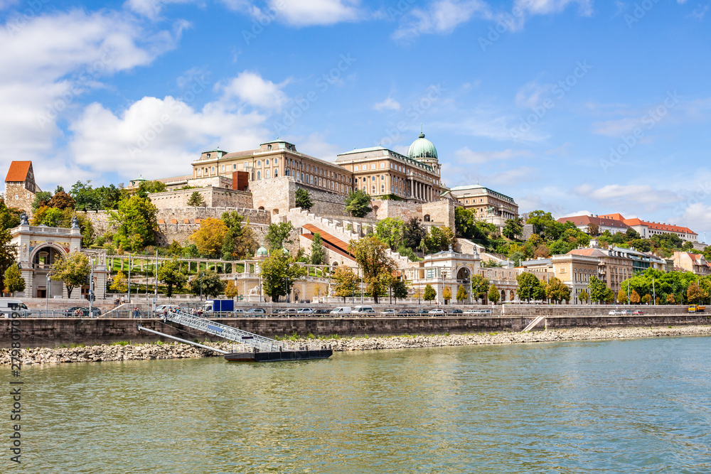 Budapeszt - krajobraz miasta z widocznym zamkiem i rzeką Dunaj.