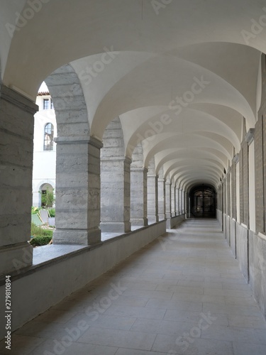 Sous des arcades, Grand Hôtel-Dieu, bâtiment, Lyon, France