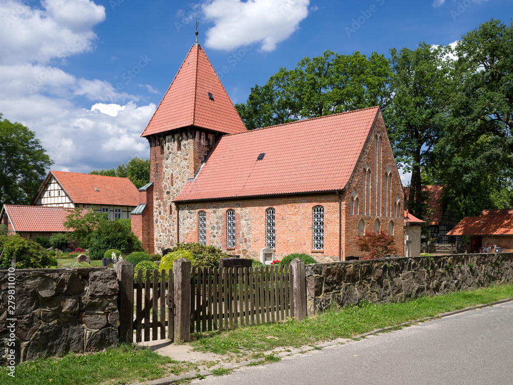 Kirche Satemin im Hannoverschen Wendland im Sommer Kirche Satemin im Hannoverschen Wendland im Sommer