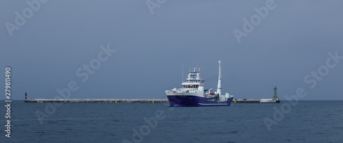 Принти на полотні SCIENTIFIC RESEARCH SHIP - Evening over the sea port