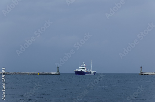 Принти на полотні SCIENTIFIC RESEARCH SHIP - Evening over the sea port