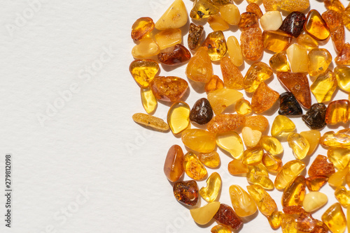 Foto yellow amber stones on white background