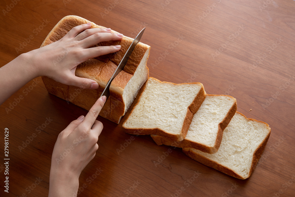 食パンを切る様子 女性手元 Stock 写真 | Adobe Stock
