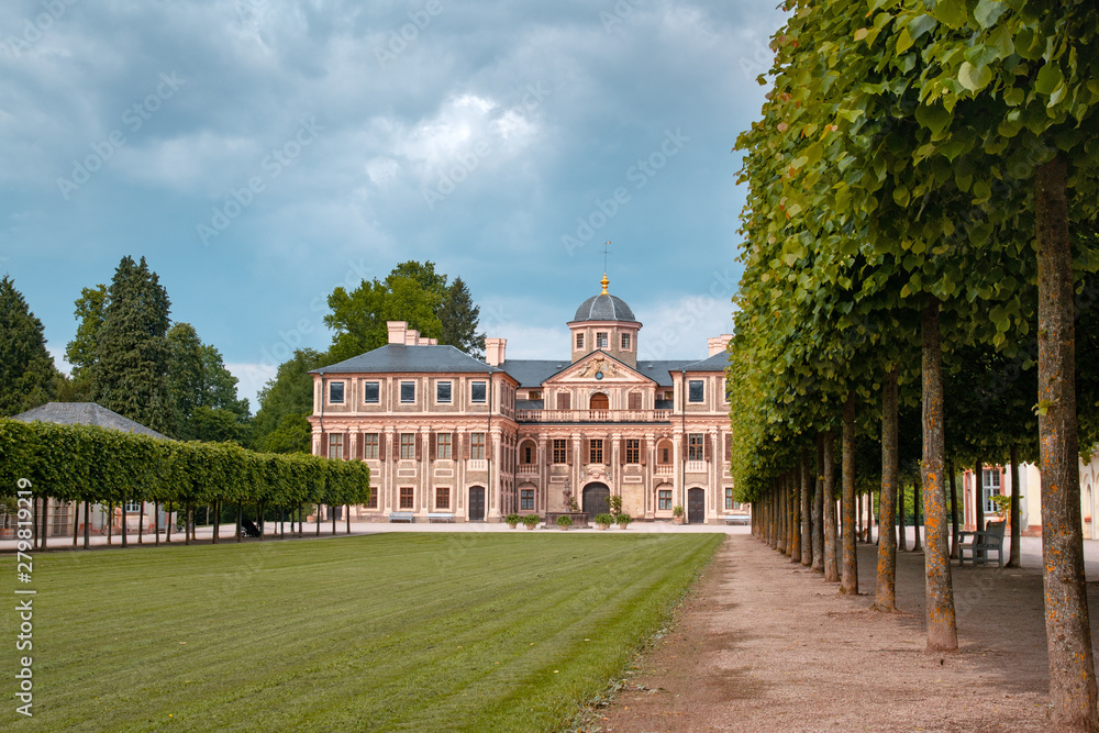 Obraz premium Widok z boku na zamek i ogród Schloss Ulubiony Rastatt w Rastatt, Niemcy