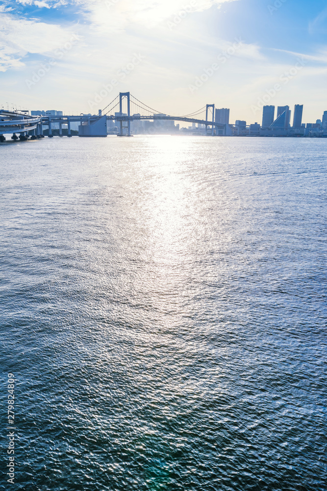 東京ベイエリアの風景 陽光と輝く海