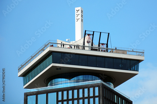 Foto Swings on the roof of the skyscraper Lookout in Amsterdam, Netherlands