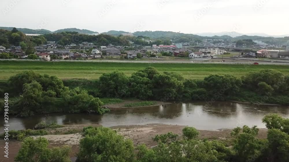 川に沿って横移動 川沿いの道路 空撮 左方向にトラック v01 川に沿って横移動 川沿いの道路 空撮 左方向にトラック v01