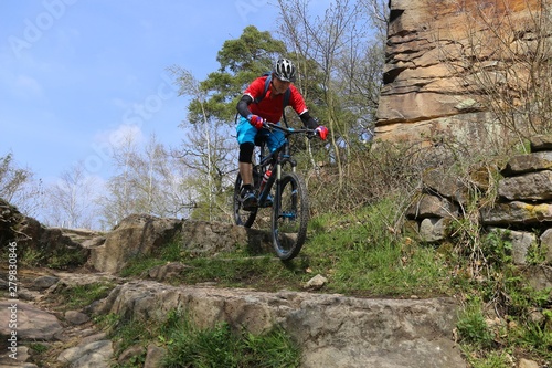 Mountainbiker in schwierigen Gelände