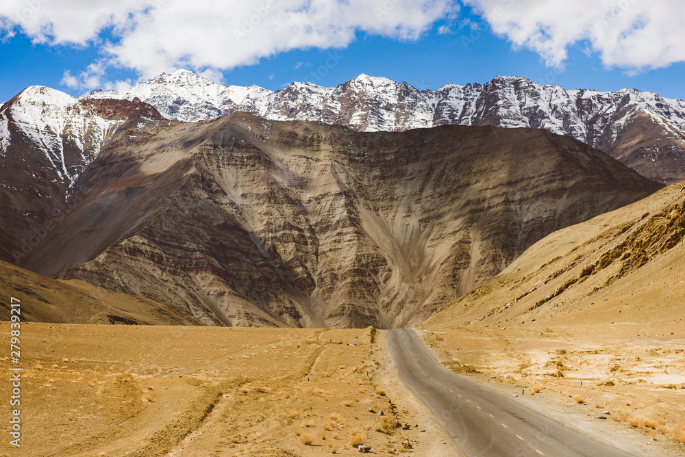 Stockfoto Empty road leading towards a snow capped mountain in leh