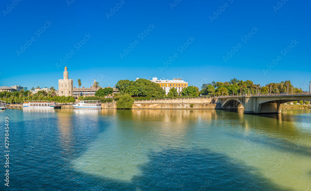 Obraz premium The Torre del Oro tower in Seville, Spain.