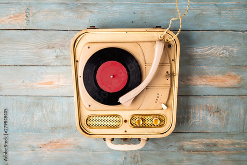 Photos retro turntable on wooden background
