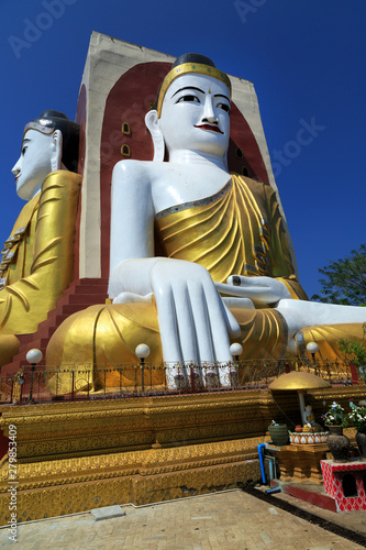 Sitzende Buddha-Statuen der Kyaik Pun Pagode in Bago photo