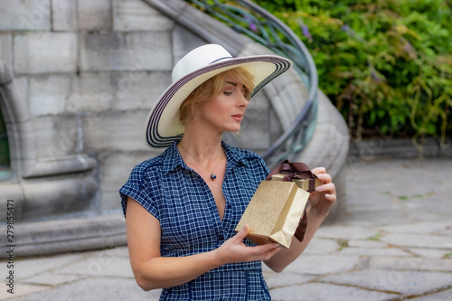 Wallpaper Mural Frau mit Hut Torontodigital.ca