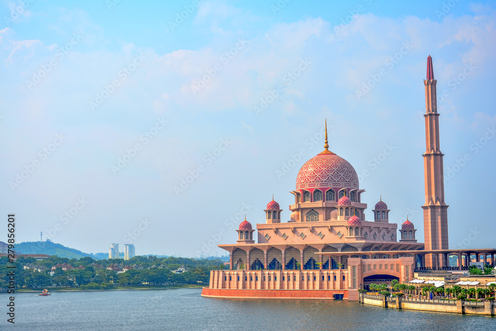 Obraz premium Putra Mosque in Putrajaya,Malaysia
