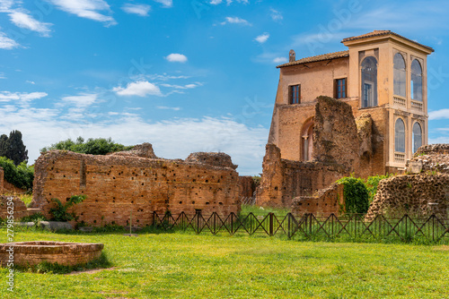Tableau sur toile View to ancient Flavian Palace - Domus Flavia- on Palatine hill, Rome, Italy