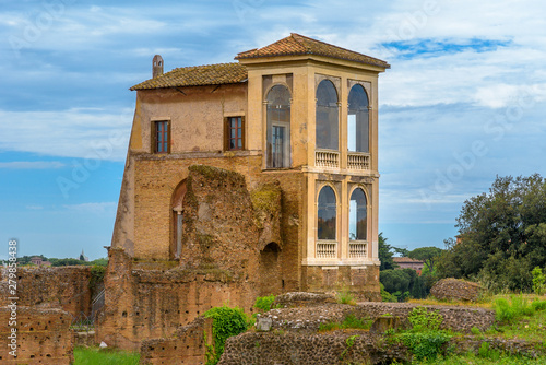 Tableau sur toile View to ancient Flavian Palace - Domus Flavia- on Palatine hill, Rome, Italy